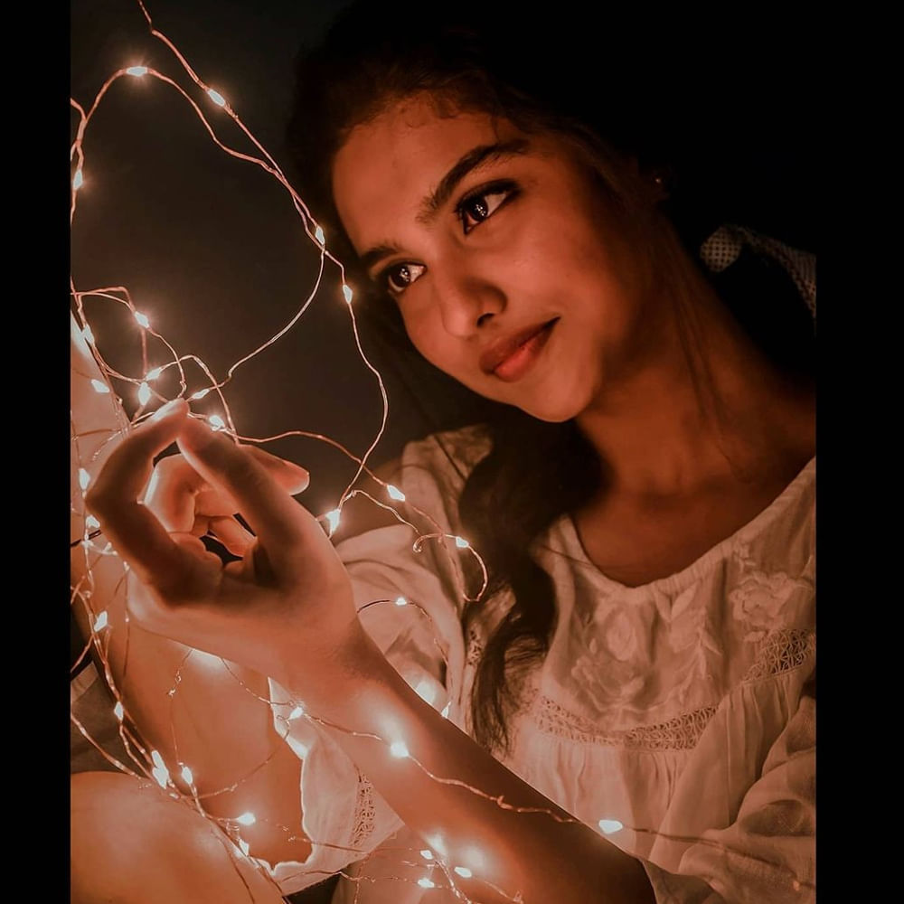 పైన ఫోటోలో అందం, అభియనంతో మంత్రముగ్దులను చేస్తున్న ఆ హీరోయిన్ ఎవరో గుర్తుపట్టగలరా ?.. ఆ నాట్య మయూరి ఇప్పుడు సౌత్ కుర్రాళ్ల డ్రీమ్ గర్ల్. ఒక్క సినిమాతోనే దక్షిణాది సినీ పరిశ్రమలో సెన్సెషన్ హీరోయిన్ అయ్యింది. ఇప్పుడు అందరి ఫేవరేట్ ఈ ముద్దుగుమ్మే. ఎవరో తెలుసా ..