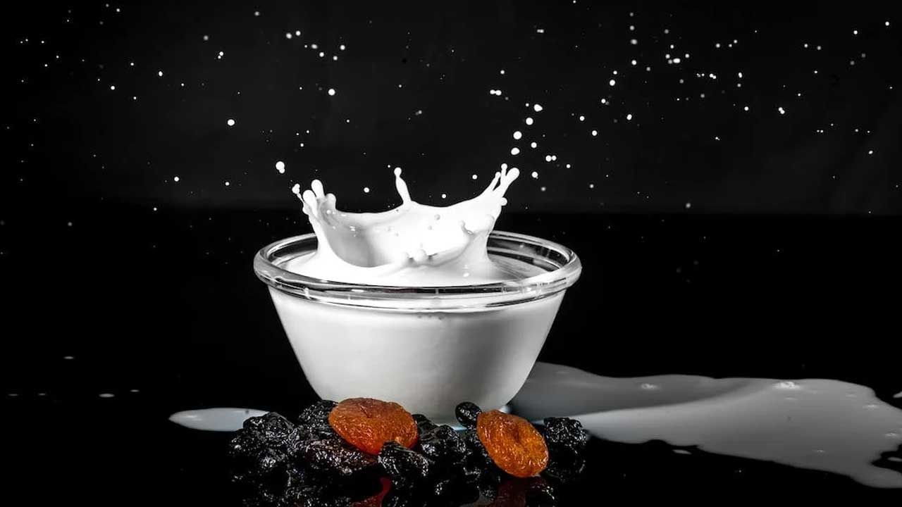 శరీరానికి బలం చేకూర్చడంలో పాలు ఎంతో మేలు చేస్తాయి. పాలను రోజూ తీసుకోవడం వల్ల శరీరంలోని రోగాలన్నీ క్రమంగా దూరమవుతాయి. బలహీనత, అలసట వంటి సమస్యలే రావు.. అందుకే వైద్యనిపుణులు ఉదయం వేళ, రాత్రి పడుకునే ముందు పాలు తాగమని చెబుతుంటారు. మీకు పాలు తాగడం ఇష్టం లేకుంటే కొన్ని పదార్థాలను కలుపుకుని తాగవచ్చు. దీంతో మీరు కోరుకున్న విధంగా పాలను తాగే అవకాశం ఉంటుంది.. పోషకాలు కూడా మంచిగా లభిస్తాయి. కావున ఎలాంటి పదార్థాలను పాలలో కలుపుకుని తాగవచ్చో ఇప్పుడు తెలుసుకోండి.. 