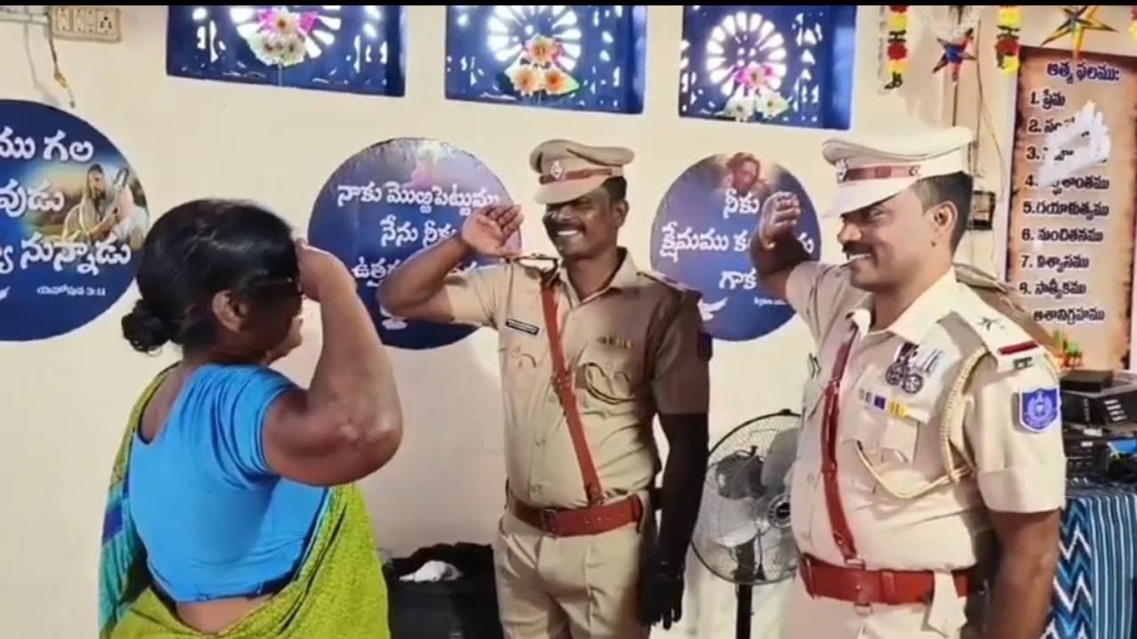 చిన్నతనంలో నాన్న మృతి.. తల్లి కష్టం ఇద్దరు కొడుకులకు ఏఎస్ఐలుగా పదోన్నతులు