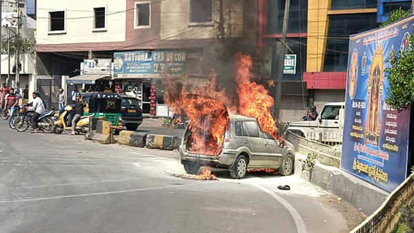 Hyderabad: నడుస్తున్న కారులో చెలరేగిన మంటలు.. తృటిలోప్రాణాలతో బయటపడ్డ డ్రైవర్!