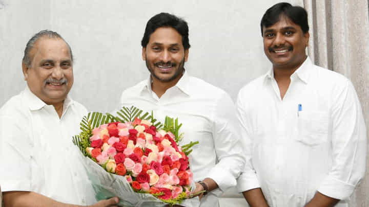 YSRCP: వైసీపీలో చేరిన ముద్రగడ పద్మనాభం.. కండువా కప్పి ఆహ్వానించిన సీఎం జగన్ YSRCP: వైసీపీలో చేరిన ముద్రగడ పద్మనాభం.. కండువా కప్పి ఆహ్వానించిన సీఎం జగన్