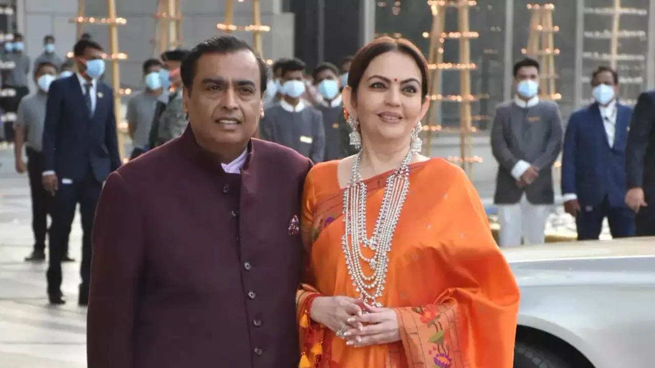 బిజినెస్ మ్యాన్.. ముకేష్ అంబానీ, నీతా అంబానీల గురించి స్పెష్పల్‌గా పరిచయం చేయాల్సిన పని లేదు. ప్రపంచ వ్యాప్తంగా కూడా దీనికి బాగా గుర్తింపు ఉంది. ప్రస్తుతం ముకేష్, నీతా అంబానీల చిన్న కుమారిడి పెళ్లి హడావిడిలో ఉన్నారు. అనంత్ అంబానీ, రాధికా మర్చంట్‌ల మ్యారేజ్ త్వరలోనే జరగనుంది. వీరి వివాహానికి సంబంధించిన మ్యారేజ్ సెలబ్రేషన్స్ ఘనంగా జరుగుతున్నాయి. 
