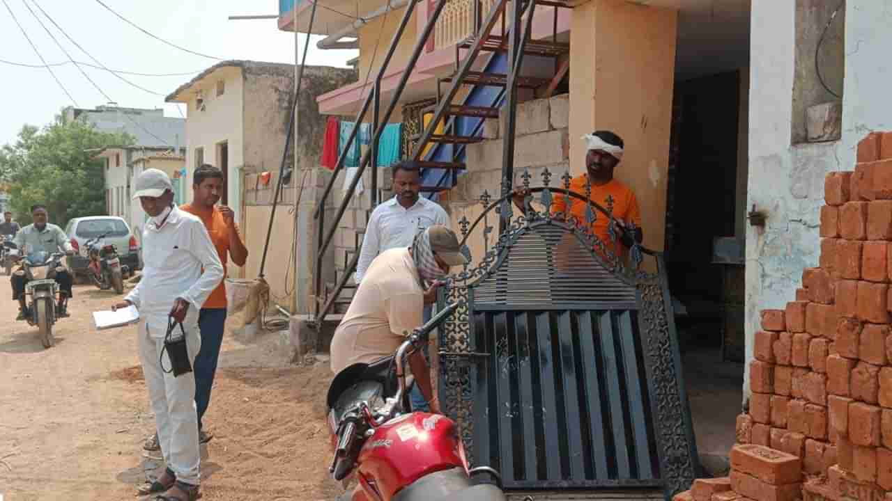 Watch Video: ఇదెక్కడి చోద్యం రా బాబు.. ఇంటి తలుపులు‌.. గేట్లు ఎత్తుకెళ్తున్న అధికారులు..