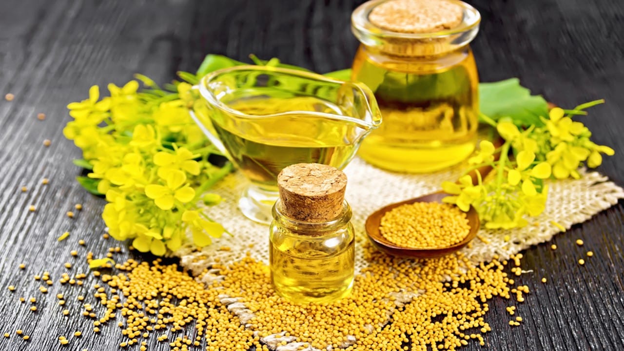 ఆవాల నూనె గురించి ప్రత్యేకంగా చెప్పాల్సిన పని లేదు. చాలా మందికి ఆవాల ఆయిల్ గురించి తెలుసు. ఆవాల నూనె ఆయుర్వేదంలో కూడా వివిధ రకాల అనారోగ్య సమస్యల్ని తగ్గించడానికి  ఔషధంగా ఉపయోగిస్తారు. ఆవాల నూనెతో కేవలం మీ ఆరోగ్యమే కాదు చర్మం, జుట్టు కూడా ఆరోగ్యంగా ఉంటాయి.
