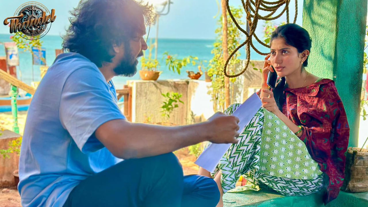 ఈ సినిమా కోసం పూర్తిగా తన లుక్ మార్చేశారు. లాంగ్ హెయిర్.. గడ్డం పెంచేసి రగ్గడ్ లుక్ లోకి మారిపోయాడు. ఇందులో సాయి పల్లవి, చైతూ ఇద్దరూ ఢీ గ్లామర్ లుక్‏లో కనిపించనున్నారు. ఈ సినిమా ఏడాది దసరాకు అడియన్స్ ముందుకు రానుంది. ఈ చిత్రానికి దేవీ శ్రీ ప్రసాద్ సంగీతం అందిస్తున్నారు. 