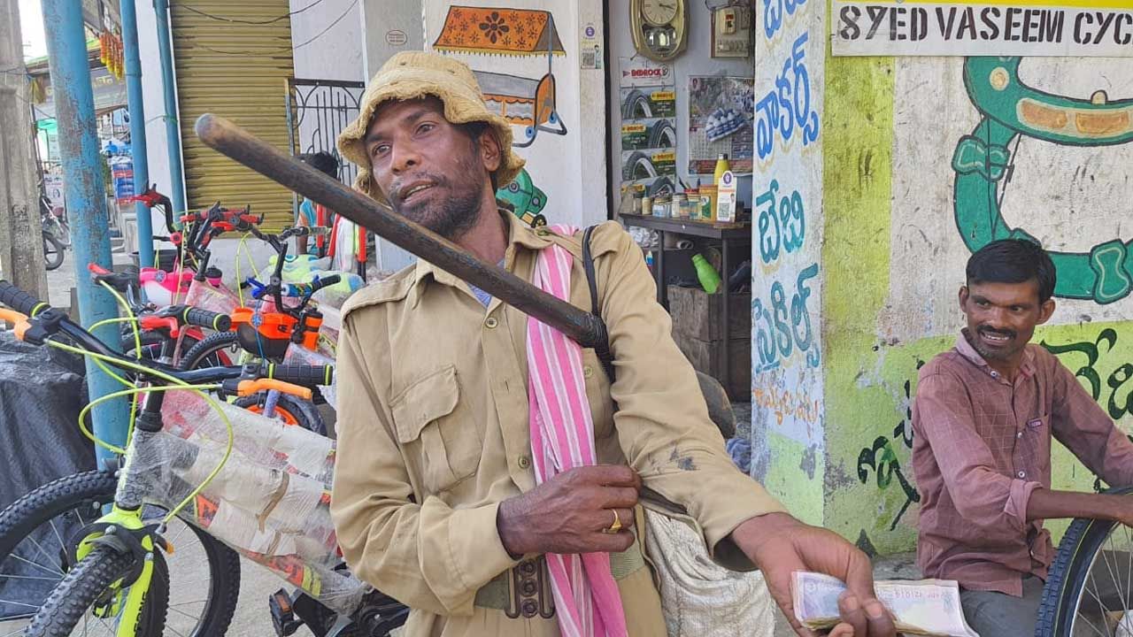 ఆధునిక యుగంలో కథలు చెబుతూ జీవనం సాగిస్తున్న అరుదైన వ్యక్తి..