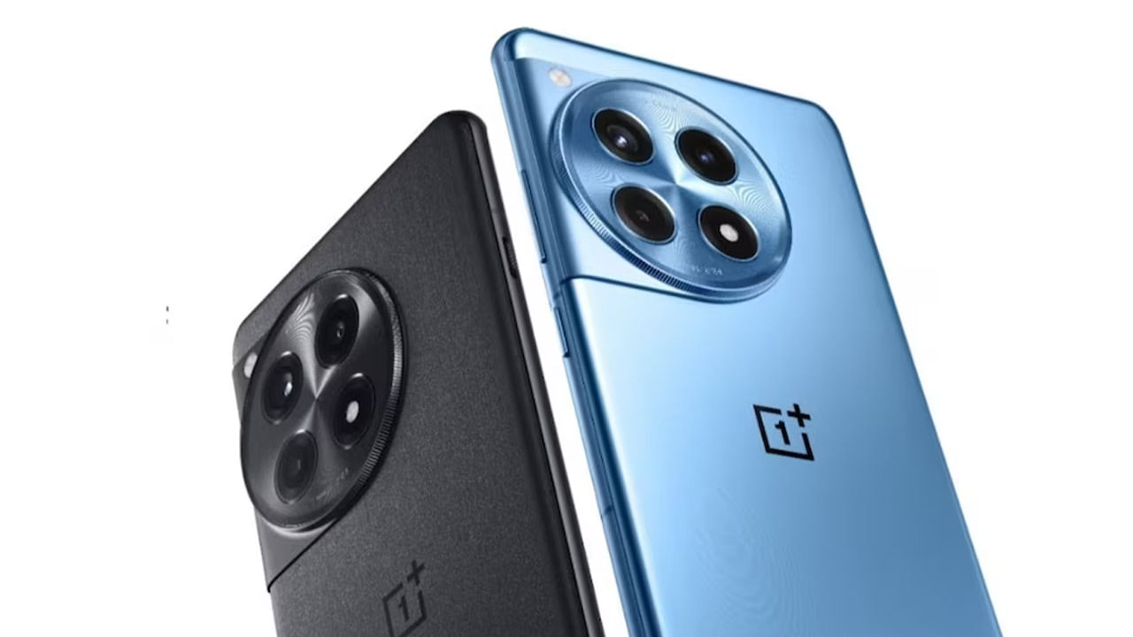 Oneplus 12R: వన్‌ప్లస్‌ 12ఆర్‌ స్మార్ట్ ఫోన్‌లో 5,500 ఎమ్‌ఏహెచ్‌తో కూడిన పవర్‌ ఫుల్‌ బ్యాటరీని అందించారు. దీంతో ఈ స్మార్ట్ ఫోన్‌ ఎక్కువ కాలం ఛార్జింగ్ ఇస్తుంది. ఈ ఫోన్‌కు సంబంధించిన ఇతర ఫీచర్ల విషయానికొస్తే ఇందులో 6.78 ఇంచెస్‌తో కూడిన డిస్‌ప్లేను అందించారు. 50 మెగాపిక్సెల్స్‌ రెయిర్‌ కెమెరా ఈ ఫోన్ సొంతం. ఆండ్రాయిడ్‌ 14 ఆపరేటింగ్ సిస్టమ్‌తో ఈ ఫోన్‌ పనిచేస్తుంది. 