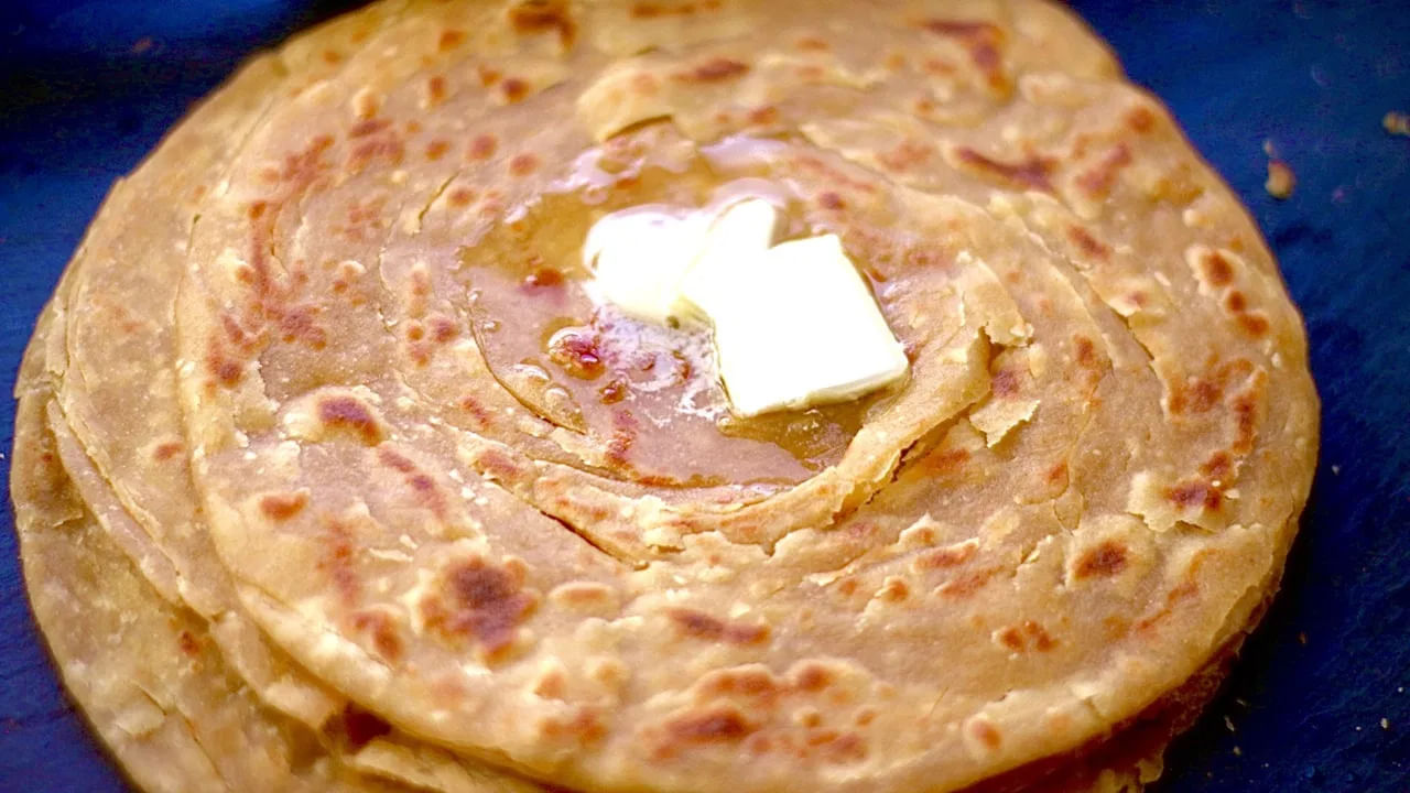 చాలా మంది ఉదయం పూట బ్రేక్ ఫాస్ట్, రాత్రి భోజనంలో పరోటా తినడానికి ఇష్టపడతారు. ఎర్రగా కాల్చిన పరోటాను బంగాళా దుంప కర్రీ లేదా శనగల కర్రీలో రుచిగా ఉంటాయి. కానీ నెయ్యి లేదా వెన్నతో కాల్చిన పరాటాలు మరింత రుచిగా ఉంటాయని అంటున్నారు నిపుణులు.