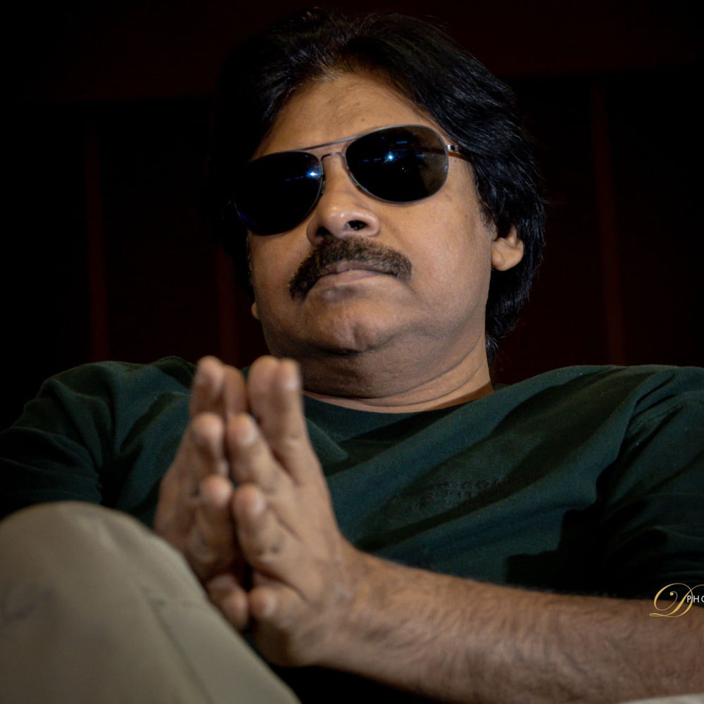 టాలీవుడ్లో సినిమాలతో పాటు రాజకీయాలకు ప్రత్యేక స్థానం ఉంటుంది.. ఈ రెండింటికీ అవినాభావ సంబంధం ఉంటుంది. ఇక్కడి వాళ్లక్కడ.. అక్కడి వాళ్లు ఇక్కడన్నట్లుంటుంది పరిస్థితి. ముఖ్యంగా పవన్ పాలిటిక్స్లోకి వెళ్లాక.. ఈ ఎఫెక్ట్ ఇంకాస్త బలంగానే ఇండస్ట్రీపై ఉంది. ఆయనతో సినిమాలు చేస్తున్న నిర్మాతలకు పొలిటికల్ హీట్ బాగానే తగులుతుంది.