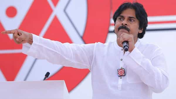 Pawan Kalyan: బ్లేడ్లతో దాడి చేస్తున్నారు.. పిఠాపురంలో పవన్ కల్యాణ్ సంచలన ఆరోపణలు..