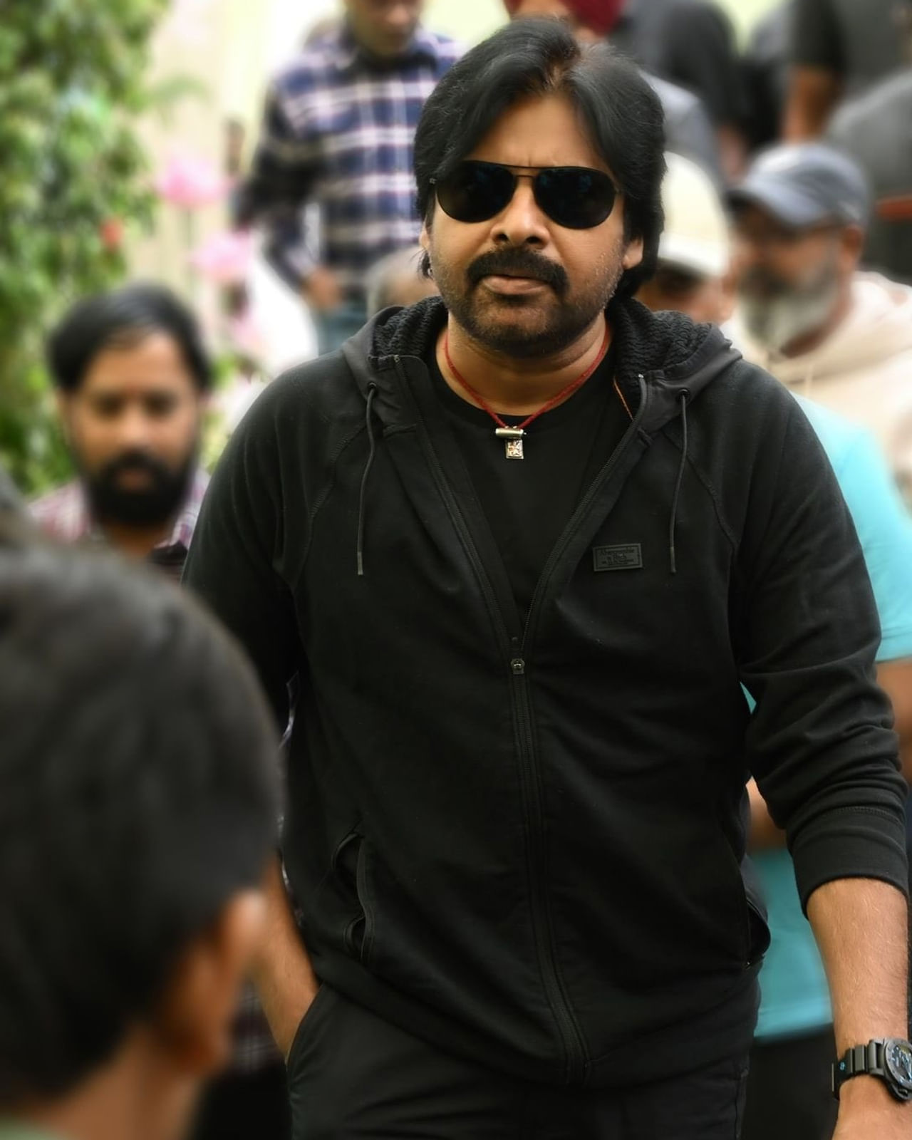 ఇన్నాళ్లూ ఆ క్లబ్లో పవన్ కళ్యాణ్ ఒక్కడే ఉన్నాడు.. ఒంటరివాడైపోయాడు అంటూ అభిమానులు తెగ ఫీలైపోయారు. నువ్ ఒంటరి కాదు.. నీకు తోడు నేనున్నా అంటూ ఇప్పుడు పవన్కు తోడుగా బాలయ్య కూడా బయల్దేరారు. కేవలం పవన్ మాత్రమే చేసే ఈ పని కొన్ని రోజుల నుంచి NBK చేస్తున్నారు. అసలు పవన్, బాలయ్య ఎందుకెళ్లారు.. ఏం చేస్తున్నారు..? ఇవన్నీ ఎక్స్క్లూజివ్ స్టోరీలో చూద్దాం..