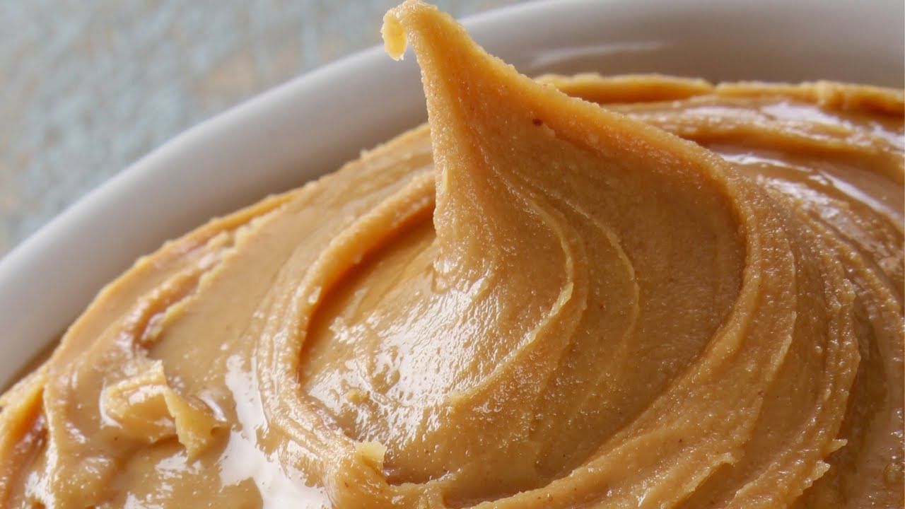 పీనట్ బటర్ అనేది రుచిగా ఉంటుంది. దీన్ని అతిగా పిల్లలు, పెద్దలు తినడం వల్ల జీర్ణ సమస్యలు, కడుపులో నొప్పి, మల బద్ధకం వంటి సమస్యలు తలెత్తుతాయి. అలాగే కొంత మందికి ఇది పడకపోవచ్చు. దీంతో అలెర్జీ సమస్యలు రావచ్చు.
