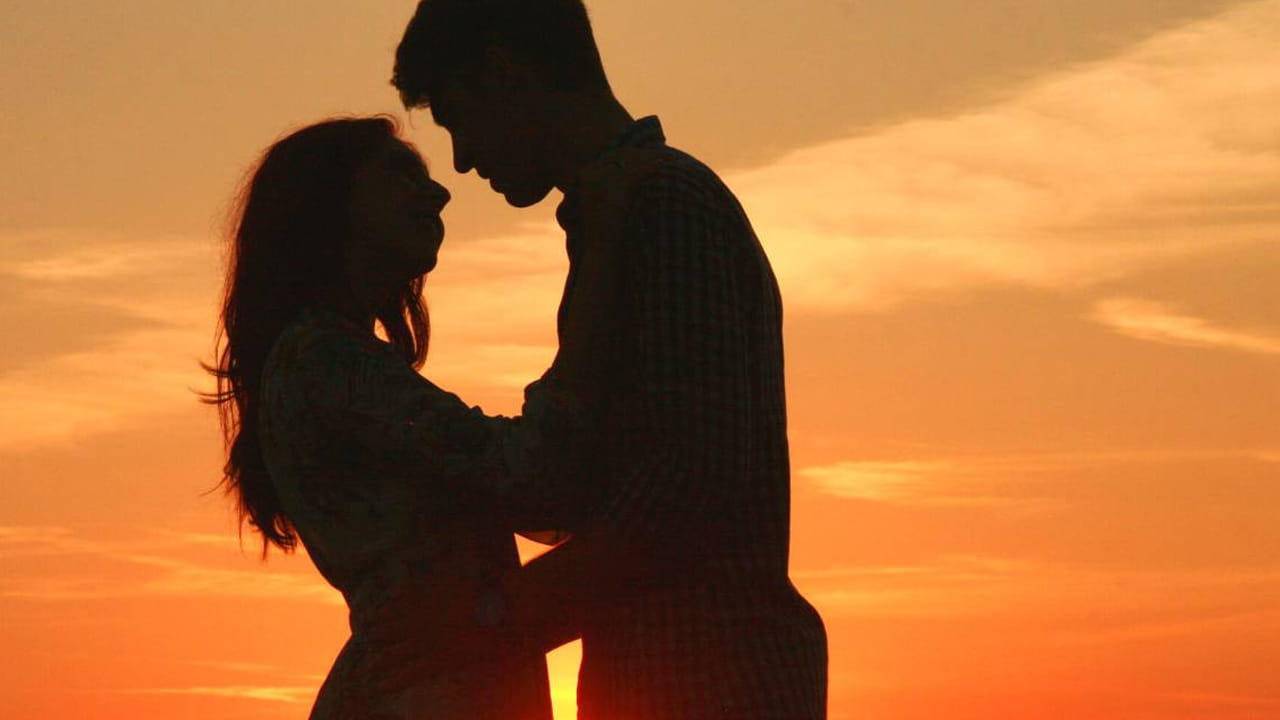 ఇక ఫిట్గా ఉండే అబ్బాయిలనే అమ్మాయిలు ఇష్టపడతారట. ఆరోగ్యం, ఫిట్నెస్మీద శ్రద్ధలేనివారిని అస్సలు పట్టించుకోరట. మరీ సిక్స్ ప్యాక్లు కాకపోయినా కనీస ఫిట్నెస్ మెయింటెయిన్ చేయాలట. మీరు వేసుకునే బట్టలునుంచి అన్నింటిలోనూ క్రియేటివిటీ ఉండాలట. ట్రెండ్కి తగ్గట్లు ఎప్పుడూ అప్డేట్ అవ్వాలి. అప్పుడే మీరు అమ్మాయిలను మెప్పించగలుగుతారు. అంతేకాదు, మీరు నిజాయితీగా ఉండటమే కాకుండా ఏదైనా తప్పు చేస్తే ఒప్పుకోగలగాలి.