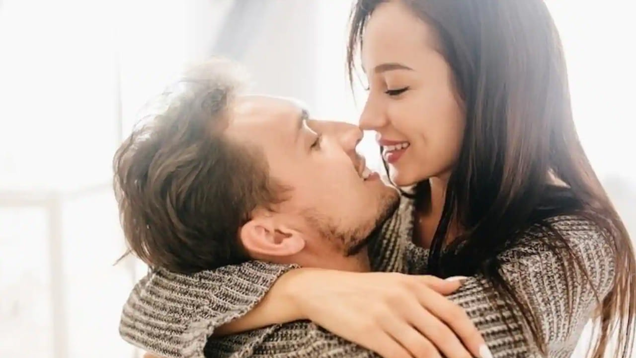 సిన్సియర్గా, బాధ్యతగా, మంచి ఆత్మవిశ్వాసం కలిగి ఉండేవాళ్లంటే అమ్మాయిలు ఇట్టే ఆకర్షితులవుతారు. ఒక అబ్బాయితో మాట్లాడుతున్నప్పుడే ఈ లక్షణాలు వారిలో ఉన్నాయో లేదో కనిపెట్టేస్తారట. అంతేకాదు,ఎవరో చెప్పారని ఏదో చేసేసేవారికంటే.. స్వంత నిర్ణయాలు తీసుకునే అబ్బాయిలంటే అమ్మాయిలు లైక్ చేస్తారట. ముఖ్యంగా మీలో ఎదుటివారిని అర్థం చేసుకోగలిగే లక్షణం వీరిని కట్టిపడేస్తుంది.