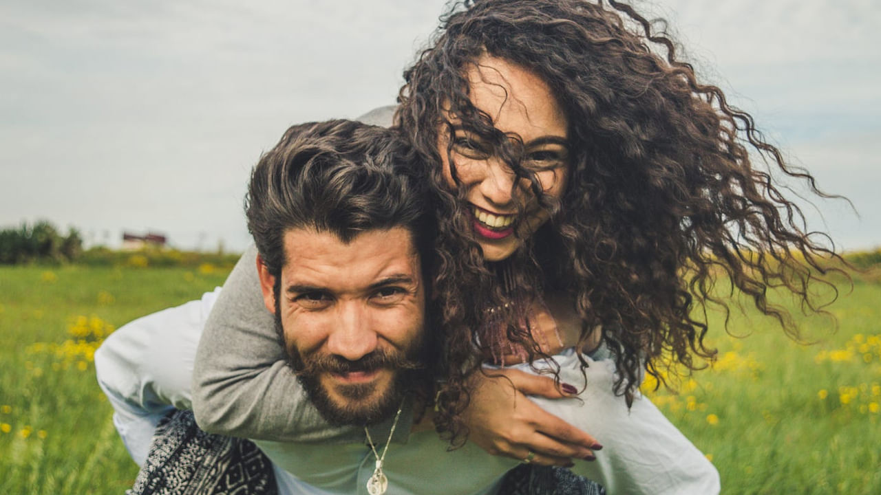 సాధారణంగా అమ్మాయి అందంగా ఉంటే అబ్బాయిలు వెంటపడతారు. అందమైన అమ్మాయితో స్నేహం కోసం ఎన్నో ప్రయత్నాలు చేస్తారు.. సాహసాలు కూడా చేస్తారు.. ఇది కామన్. ఏం ఎప్పుడూ అబ్బాయిలే అమ్మాయిల వెంట పడాలా? అమ్మాయిలు అబ్బాయిలను ఫాలో అవకూడదా..? అవుతారు.. ఎప్పుడూ... మీలో కొన్ని స్పెషల్ క్వాలిటీస్ ఉన్నప్పుడు. అవును.. అమ్మాయిల మనసు దోచుకోడానికి, వారిని మీ చుట్టూ తిప్పుకోడానికి డబ్బు దర్పమే అక్కర్లేదు. మరి అమ్మాయిలు అబ్బాయిలను ఇష్టపడాలంటే.. ఏంచేయాలో కొన్ని సర్వేలు, పరిశోధనలు చెబుతున్న విషయాలేంటో తెలుసుకుందాం.