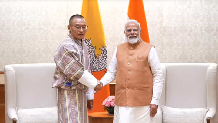 PM Modi: భూటాన్ ప్రధానికి మోదీ సాదర స్వాగతం.. ఇరు దేశాల మధ్య.. PM Modi: భూటాన్ ప్రధానికి మోదీ సాదర స్వాగతం.. ఇరు దేశాల మధ్య..