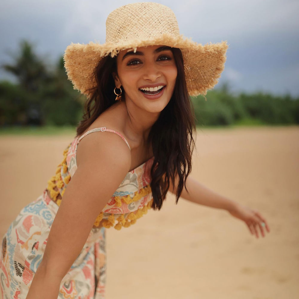 ఇన్నాళ్లు ఏదో మిస్ఫైర్ అయింది కానీ, ఈ సారి మాత్రం గురి తప్పదు అని అంటున్నారు పూజా హెగ్డే. ఈ సారి ఐమూలగా చూశానంటే, కుర్రకారంతా నా వైపు చూడాల్సిందే అన్న ధీమా కనిపిస్తోంది ఈ భామలో.