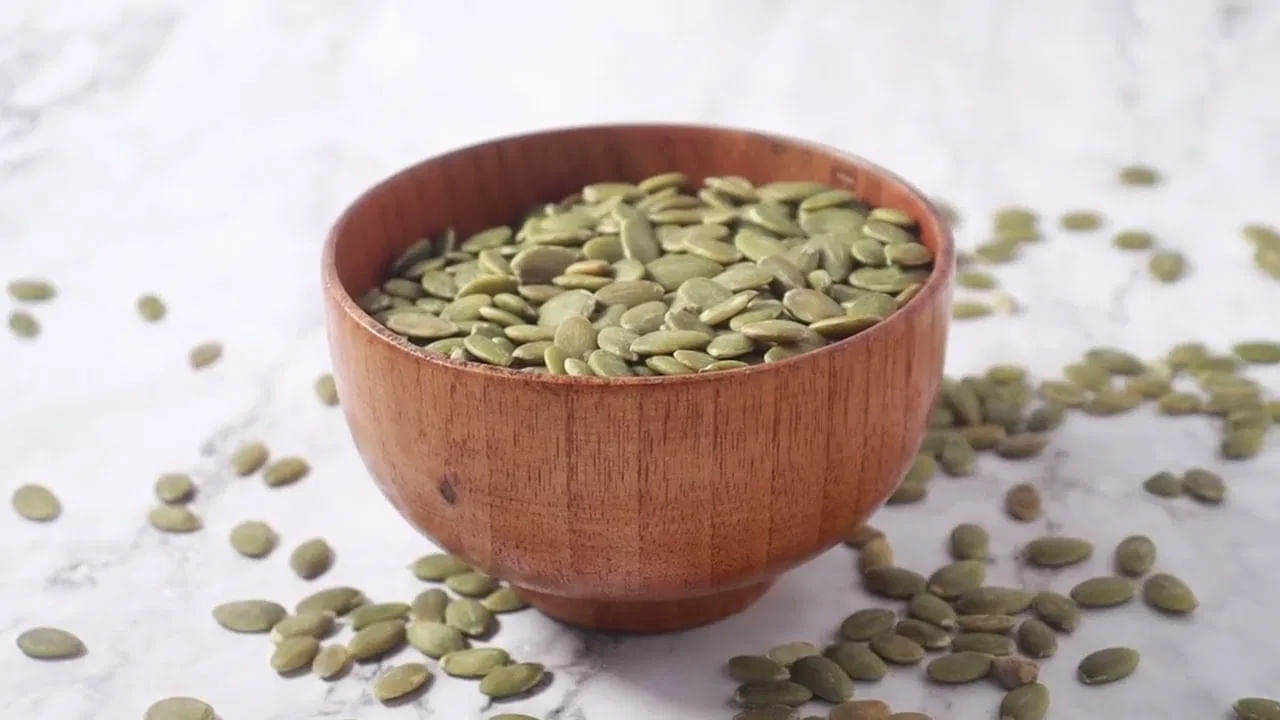 అధిక రక్తపోటుతో బాధపడేవారు గుమ్మడి గింజలను తీసుకోవడం వల్ల వీటిల్లోని పోషకాలు రక్తపోటును క్రమబద్ధీకరిస్తాయి. గుమ్మడికాయ గింజలలో పొటాషియం పుష్కలంగా ఉంటుంది. ఇది రక్త నాళాలు విస్తరించడానికి సహాయపడుతుంది. ఇది రక్తపోటును కూడా తగ్గిస్తుంది. ఈ గింజల్లో ఫైబర్, రౌగేజ్ అధికంగా ఉంటుంది.