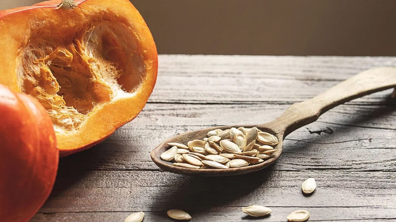 వీటి రుచిని పెంచేందుకు నానబెట్టి కూడా తినవచ్చు. కాబట్టి మీకు నచ్చినా, లేకున్నా ఈ విత్తనాలను ప్రతి రోజూ మీ ఆహారంలో భాగంగా తీసుకోవడ మర్చిపోకండి. ముఖ్యంగా అధిక రక్తపోటుతో బాధపడేవారు గుమ్మడి గింజలను క్రమం తప్పకుండా తినాలంటున్నారు పోషకాహార నిపుణులు.