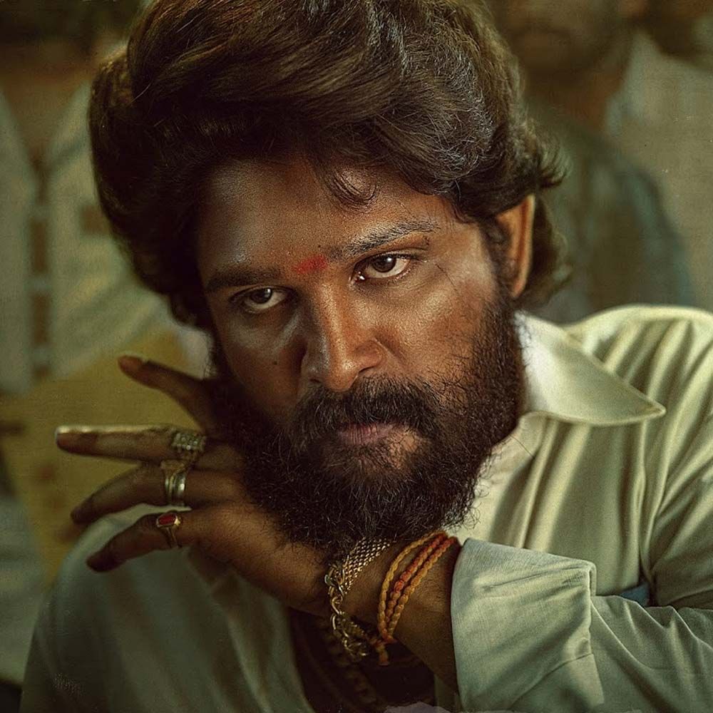 పుష్ప 2 టీం అంతా వైజాగ్ నుంచి అప్పుడే హైదరాబాద్‌కు వచ్చేసారు. పోర్ట్ ఏరియాలో షెడ్యూల్.. అల్లు అర్జున్‌పై కీలక సన్నివేశాలు.. పెద్ద షెడ్యూల్ అంటూ చాలా వార్తలే వచ్చాయి. మరి వైజాగ్ నుంచి సడన్‌గా రావడానికి రీజన్ ఏంటి..? అక్కడ షెడ్యూల్ అయిపోయిందా లేదంటే ఇక్కడేమైనా కొత్త షెడ్యూల్ ప్లాన్ చేసారా..? అసలేం జరుగుతుంది..?