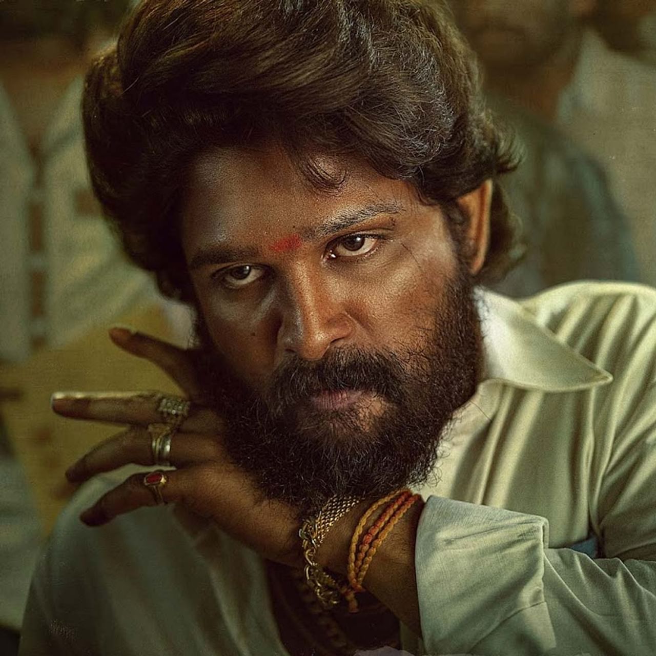 పుష్ప 2 టీం అంతా వైజాగ్ నుంచి అప్పుడే హైదరాబాద్‌కు వచ్చేసారు. పోర్ట్ ఏరియాలో షెడ్యూల్.. అల్లు అర్జున్‌పై కీలక సన్నివేశాలు.. పెద్ద షెడ్యూల్ అంటూ చాలా వార్తలే వచ్చాయి. మరి వైజాగ్ నుంచి సడన్‌గా రావడానికి రీజన్ ఏంటి..? అక్కడ షెడ్యూల్ అయిపోయిందా లేదంటే ఇక్కడేమైనా కొత్త షెడ్యూల్ ప్లాన్ చేసారా..? అసలేం జరుగుతుంది..?