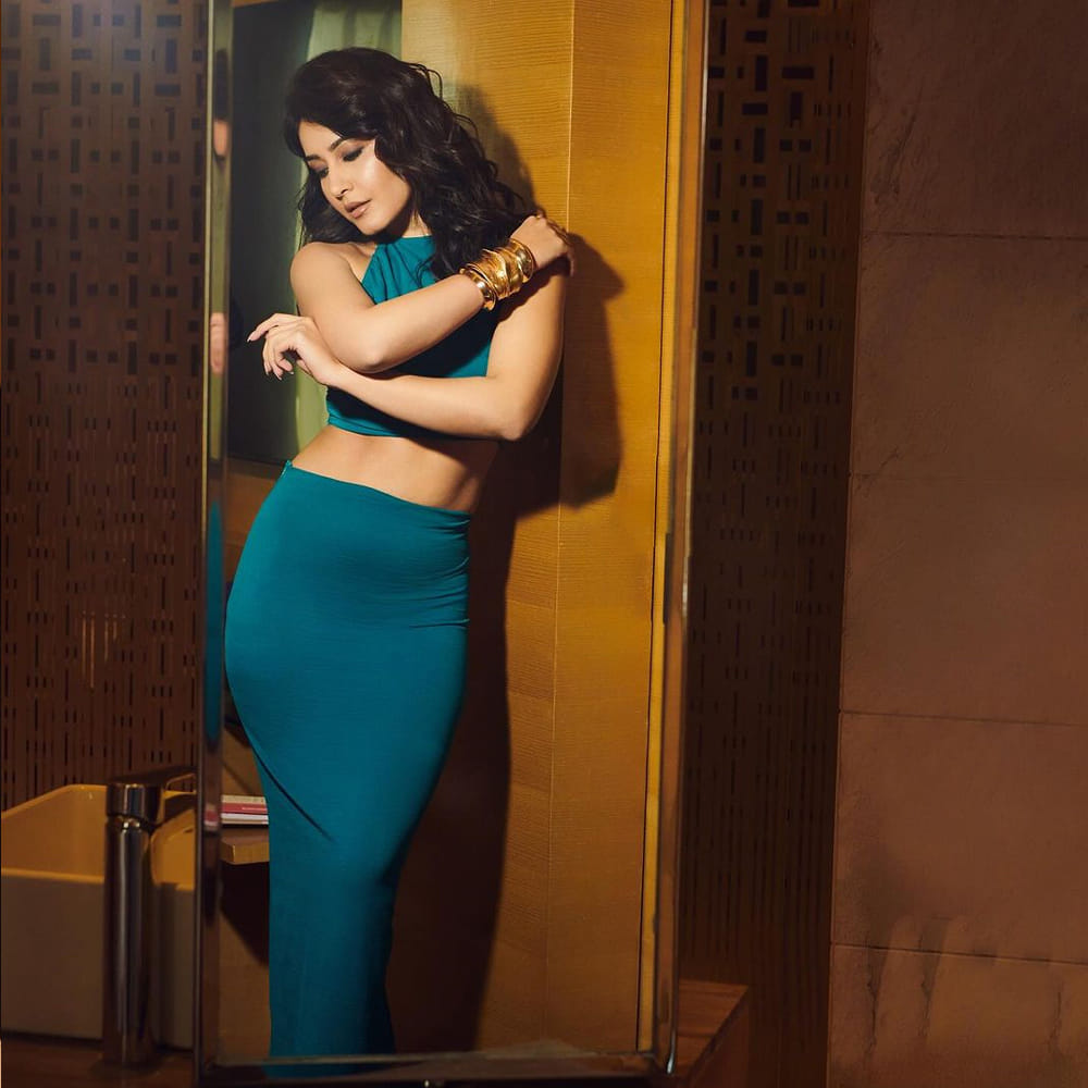 బ్లూ కలర్ డ్రెస్ లో హోయలు పోతూ కిల్లర్ చూపులతో ఇచ్చిన ఫోజులు వైరలవుతున్నాయి. బ్లూ డ్రెస్ లో బార్పీ బొమ్మలా రెడీ అయ్యింది రాశీ.. ఒకప్పుడు బొద్దుగా ముద్దుగా కనిపించిన రాశీ ఇప్పుడు మాత్రం బక్కచిక్కిపోయి నాజూకైన అందంతో బాలీవుడ్ ఇండస్ట్రీలో పాగా వేయడానికి సిద్ధమైనట్లుగా కనిపిస్తుంది.