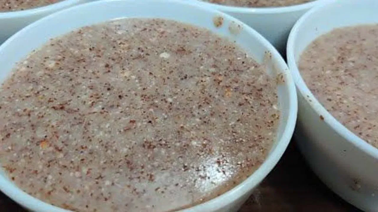 డయాబెటీస్తో బాధ పడేవారు సైతం రాగి జావను ఎలాంటి సందేహం లేకుండా తాగవచ్చు. ఇది తాగడం వల్ల రక్తంలో చక్కెర స్థాయిలు కూడా తగ్గుతాయి. అంతే కాకుండా రక్త హీనత సమస్య ఉన్నావారు ఇది తాగితే.. మంచి ఫలితం ఉంటుంది.