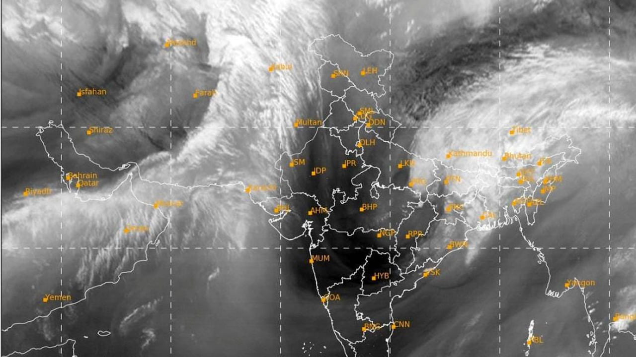 కొన్ని చోట్ల పిడుగులు పడే అవకాశం ఉందని, ప్రజలంతా అప్రమత్తంగా ఉండాలని సూచించారు. ఉత్తర కోస్తా జిల్లాల్లోని ఇప్పటికే వర్షాలు కురుస్తున్నాయి. కాగా, శ్రీకాకుళం, విజయనగరం విశాఖ, అల్లూరి, మన్యం పార్వతీపురం జిల్లాలతో పాటు ఉభయ గోదావరి జిల్లాల్లోనూ ఓ మోస్తారు వర్షాలు పడతాయన్నారు. 