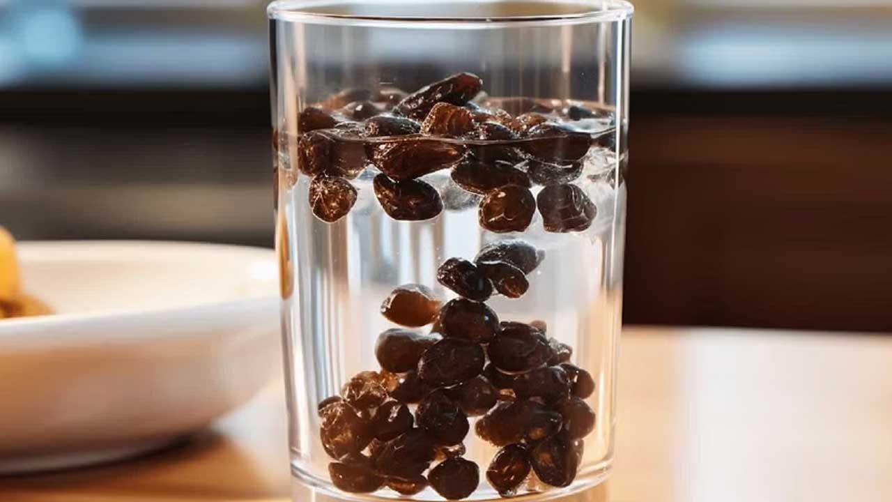 ఎండుద్రాక్షను రాత్రంతా నీటిలో నానబెట్టి, ఉదయాన్నే ఆ నీటిని తాగితే