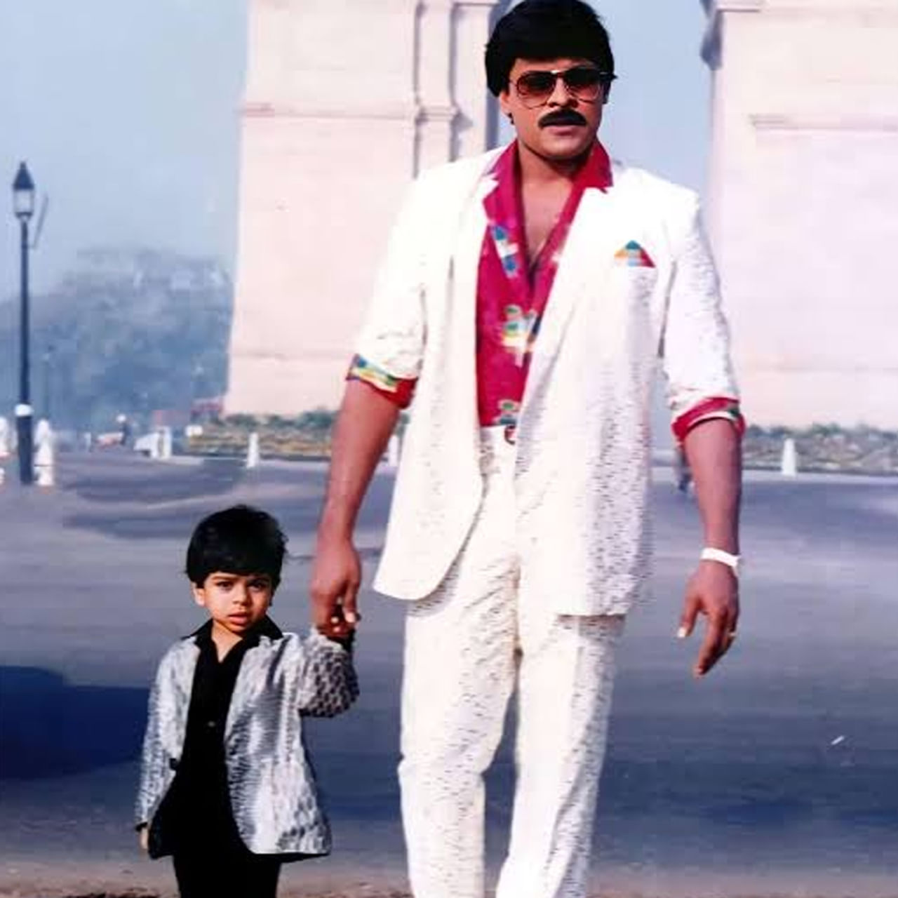 మెగాస్టార్ వారసుడిగా సినీ పరిశ్రమలోకి అడుగుపెట్టి ఇప్పుడు గ్లోబల్ స్టార్ అయ్యాడు రామ్ చఱణ్. దాదాపు 17 ఏళ్ల క్రితం 'చిరుత'గా ఇండస్ట్రీలోకి ఎంట్రీ అల్లు సీతారామరాజుగా కోట్లాది మంది మనసులలో స్థానం సంపాదించుకున్నాడు.