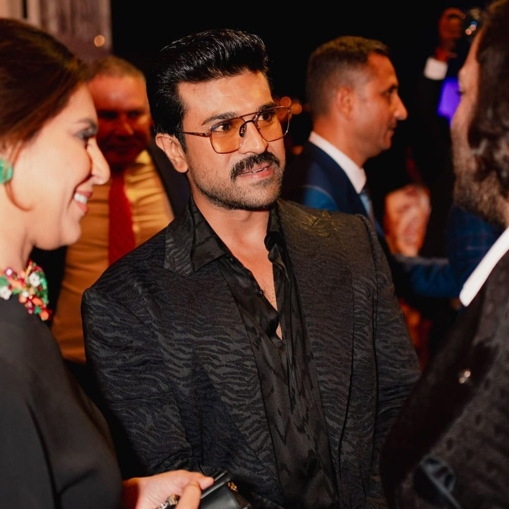 జర్నీలో ఉపాసన రెస్ట్ తీసుకుంటూ ఉంటే, ఆమె పాదాలు పడుతూ ఉన్న చెర్రీ విజువల్స్ కుర్రకారును ఫిదా చేస్తున్నాయి. ఇలాంటి భర్తే కావాలని ఫిక్సయిపోతున్నారు అమ్మాయిలు. బయట ఎంత పెద్ద స్టార్‌ అయినా, ఫ్యామిలీతో చెర్రీ అప్రోచ్‌ కేక అంటూ కితాబిచ్చేస్తున్నారు.