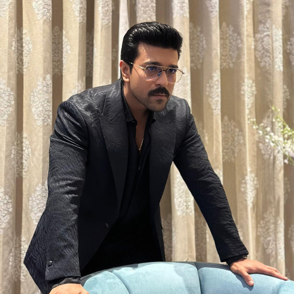 ఈ పెళ్లి వేడుకకు స్పెషల్‌ చార్టెడ్‌ ఫ్లైట్‌లో జర్నీ చేశారు చెర్రీ దంపతులు. అయితే విమానాశ్రయంలో తారక్‌, చెర్రీ కలిసి కనిపించడం ఫ్యాన్స్ కి కిక్‌ ఇచ్చింది. ట్రిపుల్‌ పోస్ట్ ప్రమోషన్లు, ఆస్కార్‌ వేడుకల తర్వాత వీరిద్దరూ కలిసి కనువిందు చేయడం అరుదైపోయింది. మళ్లీ ఇన్నాళ్లకు కలిసి కనిపించేసరికి, ఫ్యాన్స్ ఆనందానికి అవధుల్లేవు.