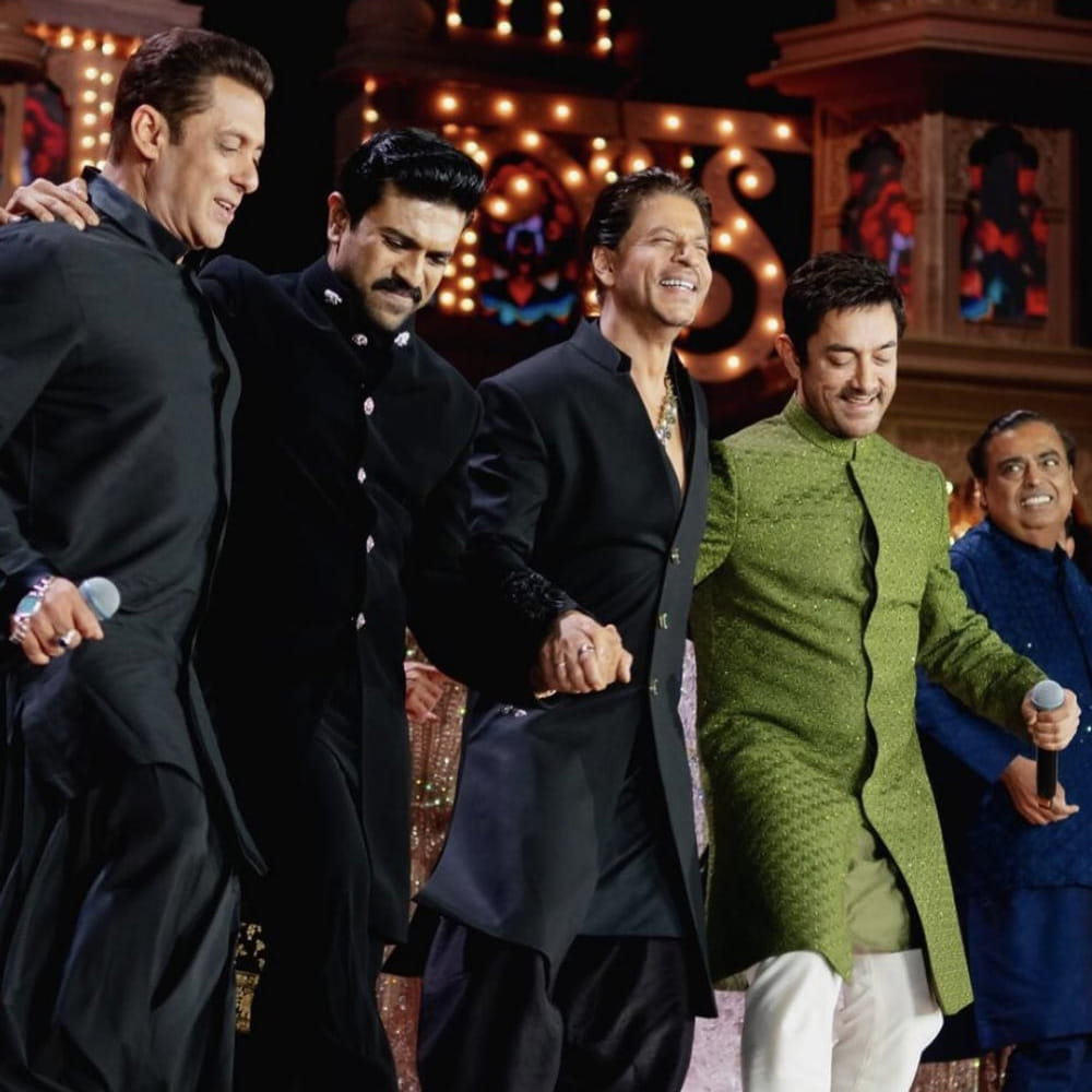 సిల్వర్‌ స్క్రీన్‌ మీద నాటు నాటు అంటూ తారక్‌ అండ్‌ చెర్రీ కలిసి వేసిన స్టెప్పులు చూశారు కదా... ఈ పాట విడుదలైనప్పటి నుంచీ ఎవరికి తోచినట్టు వారు రీల్స్ చేస్తూనే ఉన్నారు. అయితే లేటెస్ట్ గా బాలీవుడ్‌ ఖాన్‌ త్రయం ఈ పాటకు కాలు కదిపారు. అంబానీ ఇంట పెళ్లి వేడుకల్లో వాళ్లతో పాటు చెర్రీ వేసిన స్టెప్పులు వైరల్‌ అవుతున్నాయి. నాచో నాచో అంటూ నిర్మాణ సంస్థ కూడా ఈ క్లిప్‌ను ఇష్టంగా షేర్‌  చేసింది.