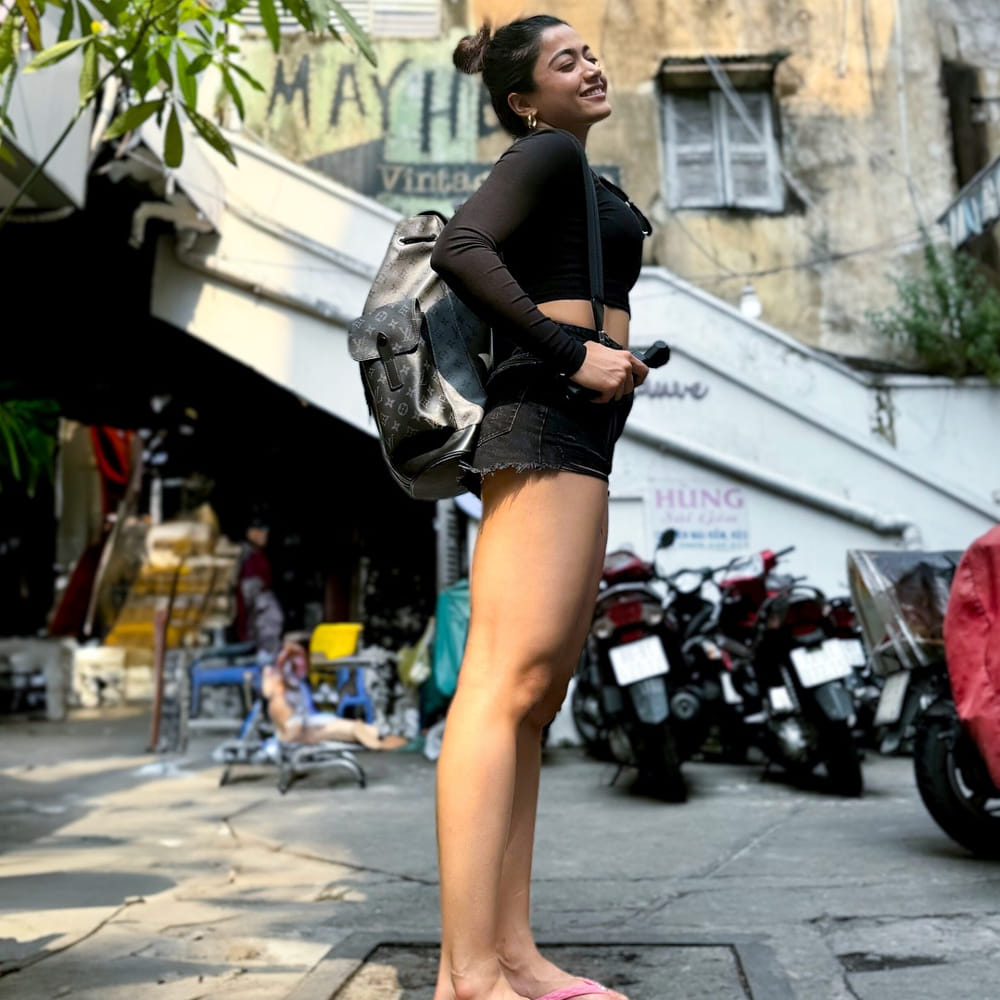 కాబోయే భర్తలో ఉండాల్సిన లక్షణాలు పూస గుచ్చినట్లు చెప్పారు. రష్మిక మందన్న ప్రస్తుతం చాలా బిజీగా ఉన్నారు. తెలుగులో పుష్ప 2తో పాటు రెయిన్ బో, గాళ్ ఫ్రెండ్ సినిమాలు చేస్తున్నారు.