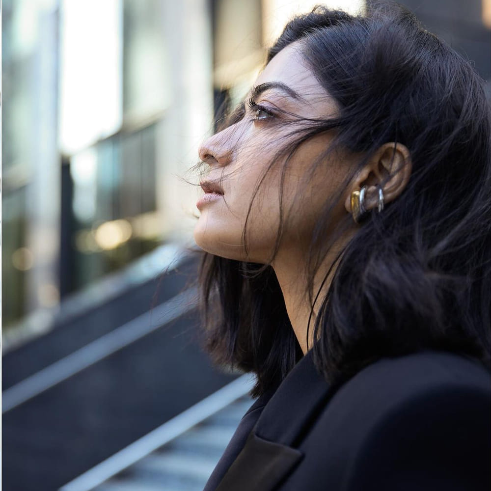 తనకు కాబోయే భర్త VDలా ఉండాలన్నారు రష్మిక. అంటే విజయ్ దేవరకొండ కాదండోయ్.. వెరీ డేరింగ్ అని అర్థం. అలాగే ఫ్యాన్స్ తనను క్వీన్ అంటారు కాబట్టి.. కింగ్ లాంటోన్ని కోరుకుంటున్నారు రష్మిక.