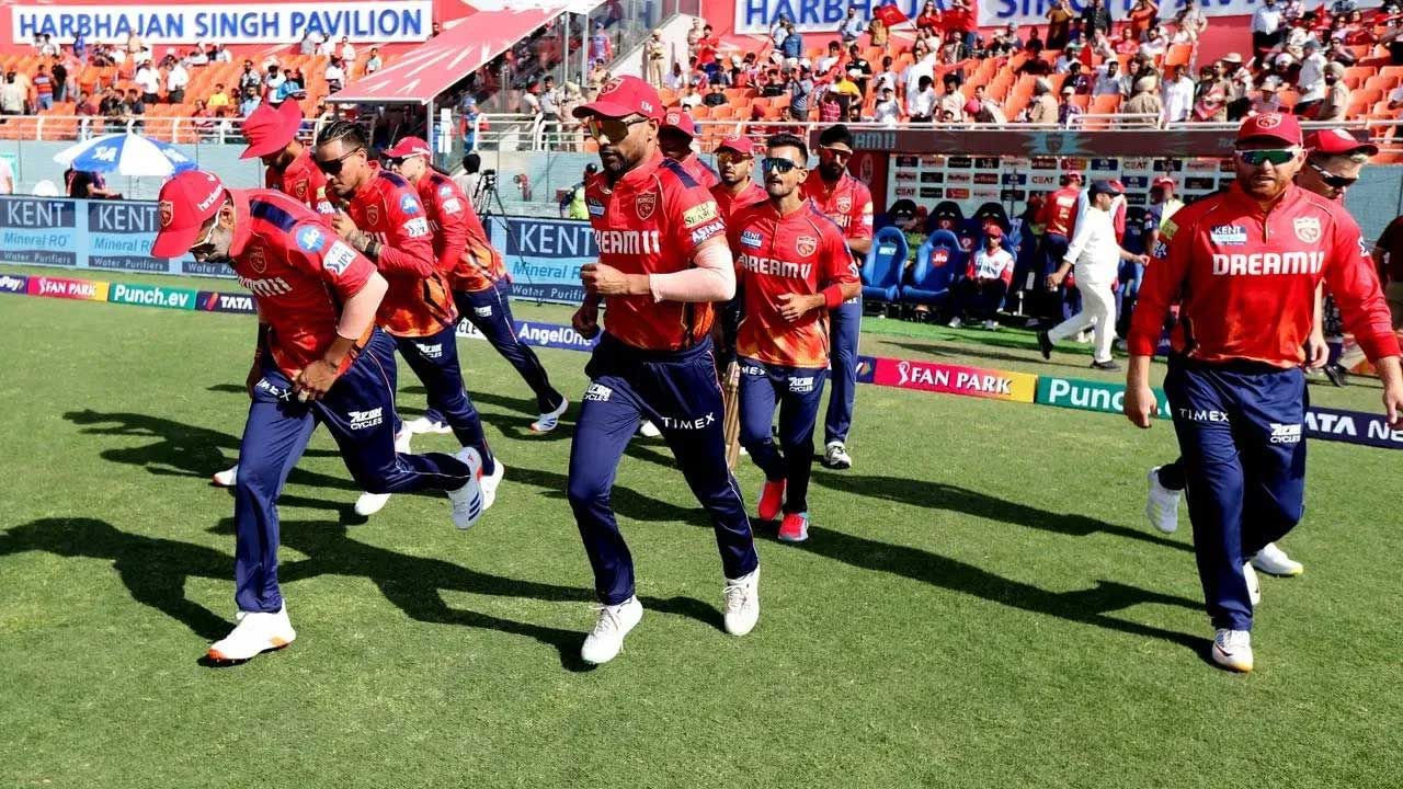 అంటే RCB జట్టు హోమ్ గ్రౌండ్‌లో ప్రత్యర్థుల జట్లు 50 శాతం విజయాల సగటును కలిగి ఉన్నాయి. ముఖ్యంగా పంజాబ్ కింగ్స్ జట్టు ఈ లిస్టులో టాప్‌లోనే ఉంది. అందుకే పంజాబ్ కింగ్స్‌పై గెలవడం బెంగళూరు జట్టుకు ఈజీ కాదని తెలుస్తోంది.