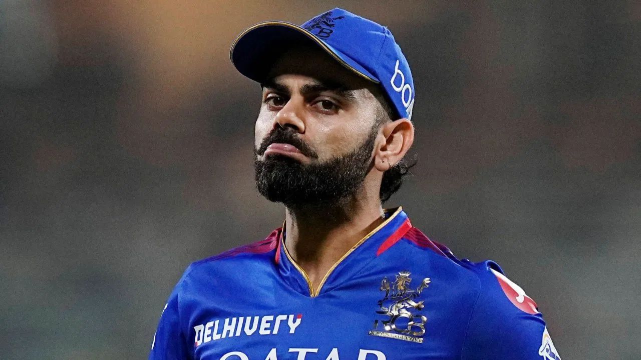 కోహ్లి దూకుడుతో(58 బంతుల్లో 77) RCB 177 పరుగుల ఛేదనలో విజయం సాధించింది. అయితే, హర్షల్ పటేల్‌ బౌలింగ్‌లో పెవిలియన్ చేరాడు.