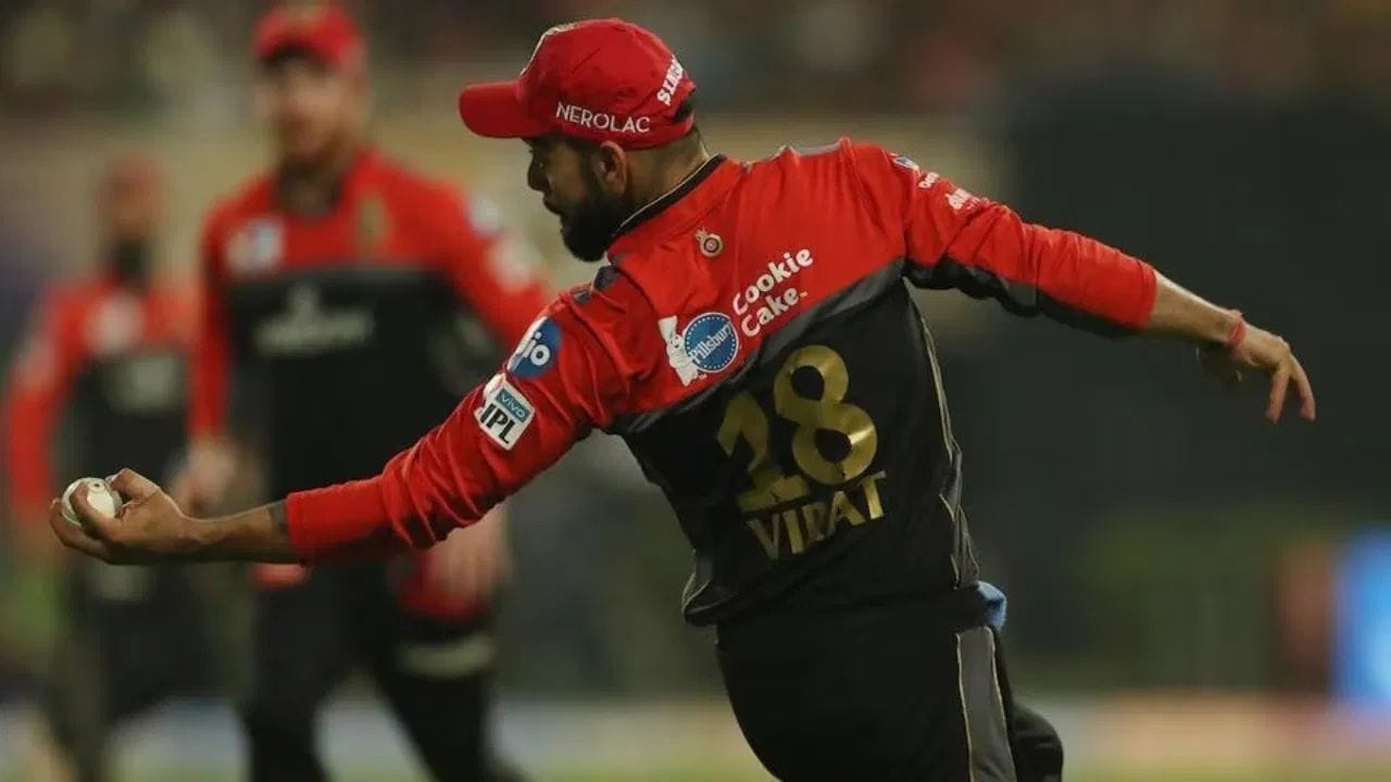 బెంగళూరులోని ఎం చిన్నస్వామి స్టేడియంలో జరుగుతోన్న ఐపీఎల్ 2024 ఆరో మ్యాచ్లో ఆర్సీబీ స్టార్ ప్లేయర్ విరాట్ కోహ్లి తన పేరిట భారీ రికార్డును నమోదు చేసుకున్నాడు. దీంతో ఈ ఘనత సాధించిన భారత ఆటగాళ్ల జాబితాలో అగ్రస్థానంలో నిలిచాడు.