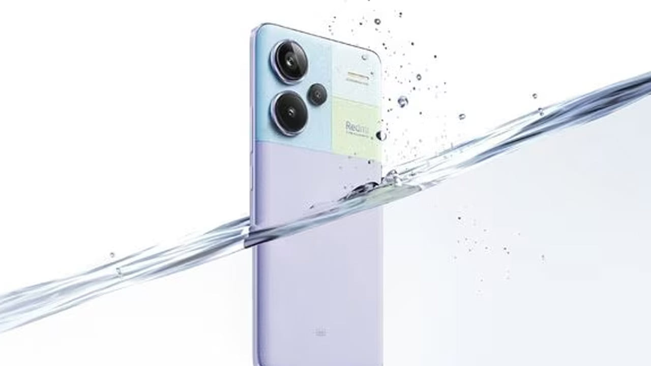 రెడ్మీ నోట్ 13 5జీ స్మార్ట్ ఫోన్ 8జీబీ ర్యామ్, 256 జీబీ స్టోరేజ్ వేరియంట్ ధర రూ. 17,999గా ఉంది. ఇందులో 6.67 ఇంచెస్తో కూడిన ఫుల్ హెచ్డీ ప్లస్ ఓఎల్ఈడీ డిస్ప్లేను ఇచ్చారు. 108 ఎంపీ రెయిర్ కెమెరా, 16 ఎంపీ ఫ్రంట్ కెమెరాను అందించారు. 33 వాట్స్, ఫాస్ట్ ఛార్జింగ్ సపోర్ట్ చేసే 5000mAh బ్యాటరీని అందించారు. 8GB RAM + 256GB స్టోరేజ్ వేరియంట్ ధర రూ.17,999గా ఉంది.