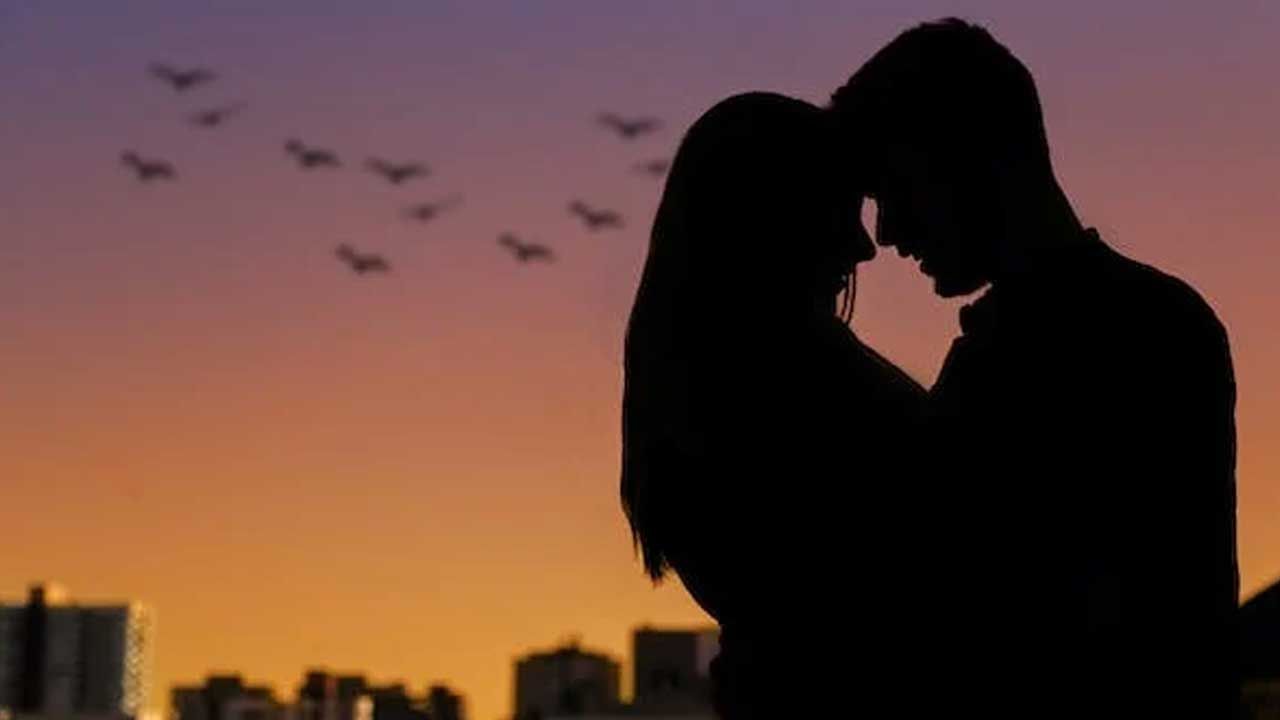  ప్రస్తుత కాలంలో ఎన్నో సంబంధాలు తెంచుకునే వరకు వెళ్తున్నాయి.. ఏదైనా బంధంలో ఇద్దరూ ఒకరినొకరు అర్ధం చేసుకోవడం ముఖ్యం.. అంతేకాకుండా.. ప్రేమ, నమ్మకంపై ఆధారపడి .. బంధం కొనసాగుతుంది.. అందుకే.. రిలేషన్‌షిప్ లో కమ్యూనికేషన్ చాలా ముఖ్యం. దీనితో, ఇద్దరు భాగస్వాములు ఒకరినొకరు బాగా అర్థం చేసుకోగలుగుతారు.. వారి మధ్య ప్రేమ.. నమ్మకం పెరుగుతుంది. కానీ చాలా సార్లు మీరు మీ భాగస్వామితో మాట్లాడేటప్పుడు, మీరు ఏమి చెప్పాలో దాని గురించి ఆలోచించరు. 