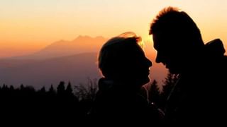 Rose Water Face Pack: రోజ్ వాటర్‌లో వీటిని మిక్స్ చేసి అప్లై చేయండి.. మెరిసే చర్మం మీ సొంతం