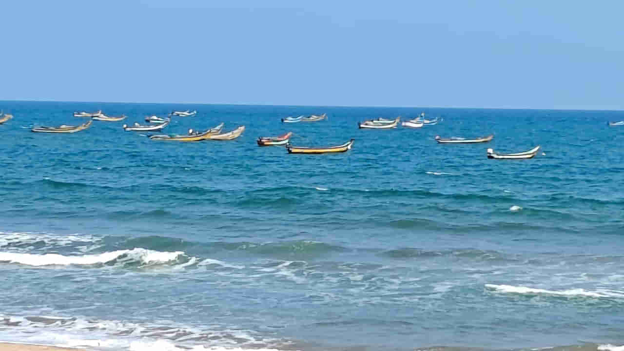 AP News: ఉన్నట్టుండి రంగు మారిన సముద్రం.. ఆశ్చర్యపోయిన జనం.. వీడియో చూస్తే స్టన్.!