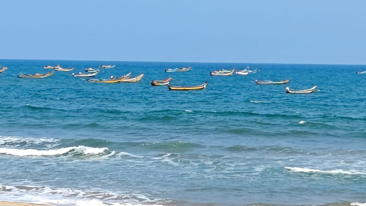 AP News: ఉన్నట్టుండి రంగు మారిన సముద్రం.. ఆశ్చర్యపోయిన జనం.. వీడియో చూస్తే స్టన్.!