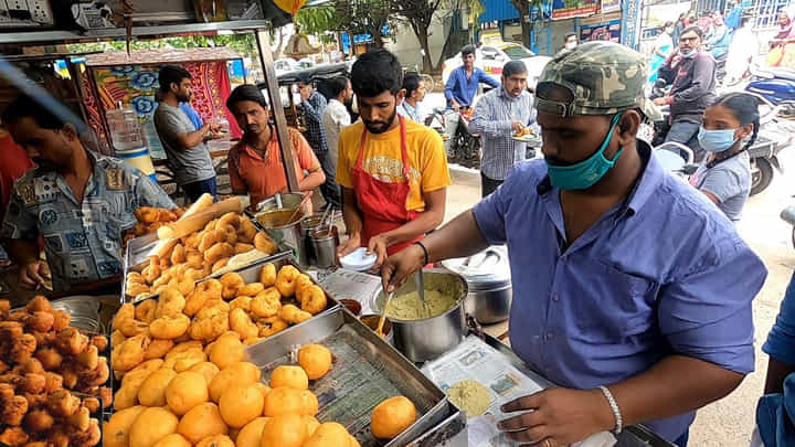 తెల్లారగానే టిఫిన్ స్టాల్కు లెక్కలేనన్ని పార్శిళ్లు.. వాటిని తెరిచి చూడగా దిమ్మతిరిగింది! తెల్లారగానే టిఫిన్ స్టాల్కు లెక్కలేనన్ని పార్శిళ్లు.. వాటిని తెరిచి చూడగా దిమ్మతిరిగింది!