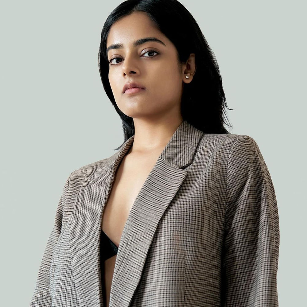 అలాగే అటు మలయాళంలోనూ వరుస ఆఫర్స్ వస్తున్నాయి. తాజాగా ఈ బ్యూటీ లేటేస్ట్ ఫోటోస్ సోషల్ మీడియాలో వైరలవుతున్నాయి. సినిమాల్లో ఎంతో ట్రెడిషనల్ క్యూట్ లుక్స్ తో కనిపించే  ఈ ముద్దుగుమ్మ.. ఇప్పుడు నెట్టింట హై గ్లామర్ ఫోటోలతో రచ్చ చేస్తుంది. ఈ బ్యూటీ లేటేస్ట్ ఫోటోస్ చూసి ఆశ్చర్యపోతున్నారు నెటిజన్స్. 