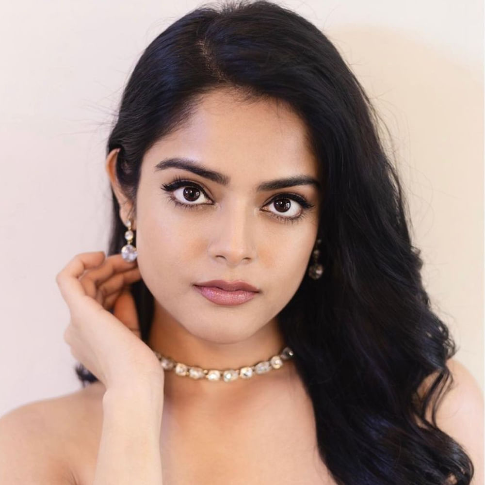  కెరీర్ తొలినాళ్లలో  ఈబ్యూటీ గ్లామర్ రోల్స్ చేసేందుకు అంతగా ఆసక్తి చూపించలేదు. దీంతో ఈ భామకు అవకాశాలు అంతగా రావడం లేదని టాక్ వినిపిస్తుంది. దీంతో ఇప్పుడు నెట్టింట ఓ రేంజ్ లో అలరిస్తుంది. వరుస ఫోటోషూట్స్ చేస్తూ గ్లామర్ ట్రీట్ ఇస్తుంది. కుర్రకారు మతులు పోగొడుతుంది ఈ బాలీవుడ్ బ్యూటీ. 