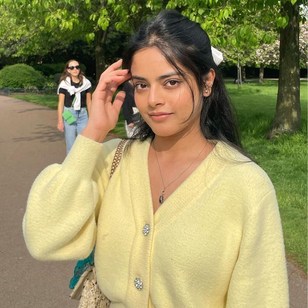  రాధేశ్యామ్ సినిమాలో ఒక చిన్న పాత్రలు తళుక్కున మెరిసింది ఈ ముద్దుగుమ్మ. ఇందులో అర్చరీ ప్లేయర్ గా  కనిపించింది. ఇక ఇప్పటివరకు మరో తెలుగు సినిమా చేయలేదు. ఈ బ్యూటికి అనుకున్నంతగా అవకాశాలు రావడం లేదు. కానీ బాలీవుడ్ ఇండస్ట్రీలో మాత్రం వరుసగా సినిమాలు, వెబ్ సిరీస్ చేస్తూ బిజీగా ఉంటుంది. 