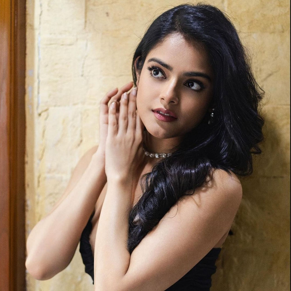 రిద్ధి కుమార్.. లవర్ సినిమాతో తెలుగు తెరకు పరిచయమైంది. యంగ్ హీరో రాజ్ తరుణ్ నటించిన ఈ మూవీలో అందం, అభినయంతో కట్టిపడేసింది. ఆ తర్వాత  మరో సినిమాలో కనిపించలేదు. చాలా కాలం గ్యాప్ తీసుకున్న తర్వాత యంగ్ రెబల్ స్టార్ ప్రభాస్ నటించిన రాధేశ్యామ్ సినిమాలో కీలకపాత్రలో కనిపించింది రిద్ధి. 