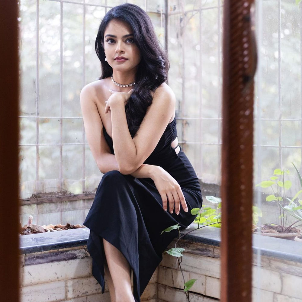 తాజాగా ఈ బ్యూటీ షేర్ చేసిన ఫోటోస్ చూసి నెజిటన్స్ కన్ఫ్యూజ్ అవుతున్నారు. గ్రే కలర్ కోట్ లో మెరిసిపోతుంది. అలాగే బ్లాక్ ట్రెండీ స్టైలీష్ డ్రెస్ లో  మైండ్ బ్లాంక్ చేస్తుంది. నెట్టింట వైరలవుతున్న రిద్ధి ఫోటోలకు క్రేజీగా కామెంట్స్ చేస్తున్నారు నెటిజన్స్. టు మచ్ స్టన్నింగ్ అంటున్నారు ఫ్యాన్స్. 