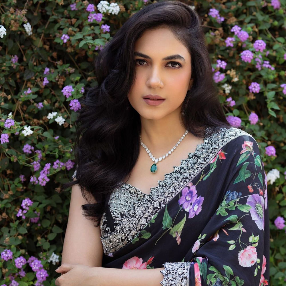 అందాల తార రీతూ వర్మ సోషల్ మీడియాలో షేర్ చేసిన ఫోటోస్ వైరలవుతున్నాయి. బ్లా్క్ కలర్ పూల చీరలో అందమే అద్భుతమైందేమో అన్నట్లుగా కనిపిస్తుంది. చూపులతో మతిపోగొట్టేస్తోనే.. సింపుల్ అండ్ క్యూట్ లుక్స్ తో మంత్రముగ్దులను చేస్తుంది.